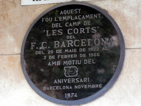 Placa en el Camp de Les Corts