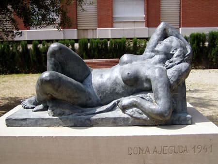 Escultura Dona ajeguda